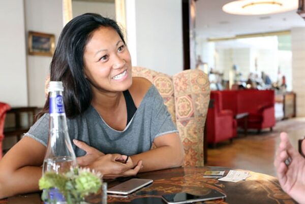 Theresa Tran trả lời phỏng vấn bên lề chuyến công tác cùng Pele tại St Petersburg, Nga. Theresa Tran trả lời phỏng vấn bên lề chuyến công tác cùng Pele tại St Petersburg, Nga. - Sputnik Việt Nam