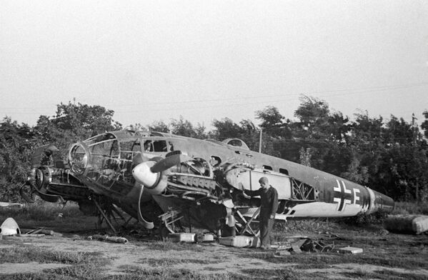 Máy bay ném bom hạng nặng của Đức Heinkel-111 bị bắn hạ gần Odessa trong những ngày đầu của cuộc chiến tranh. - Sputnik Việt Nam