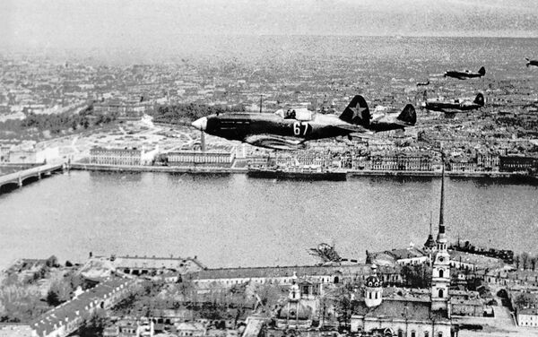 Máy bay chiến đấu của Liên Xô tuần tra không phận trên  thành phố Leningrad ( hiện nay là St. Petersburg). - Sputnik Việt Nam