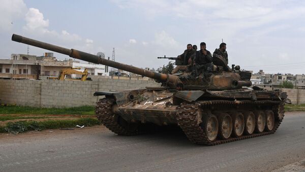 Солдаты на танке в городе Мхарди на севере от сирийского города Хама - Sputnik Việt Nam
