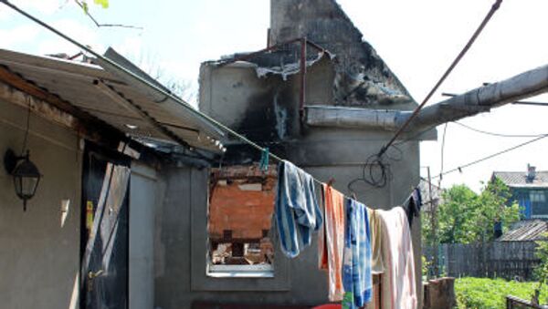 Nhà dân bị pháo kích tàn phá ở quận Oktyabrsky, tp. Donetsk - Sputnik Việt Nam