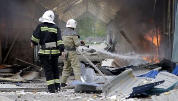 Lính cứu hỏa dập đám cháy tại khu chợ Donetsk bị pháo kích - Sputnik Việt Nam