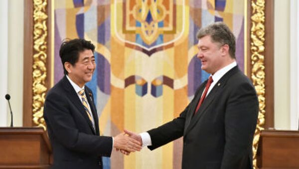 Tổng thống Ukraina Pyotr Poroshenko và người đứng đầu chính phủ Nhật Bản Shindzo Abe - Sputnik Việt Nam