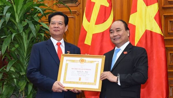 Thủ tướng Nguyễn Xuân Phúc trao huy hiệu 50 năm tuổi Đảng cho nguyên Thủ tướng Nguyễn Tấn Dũng - Sputnik Việt Nam