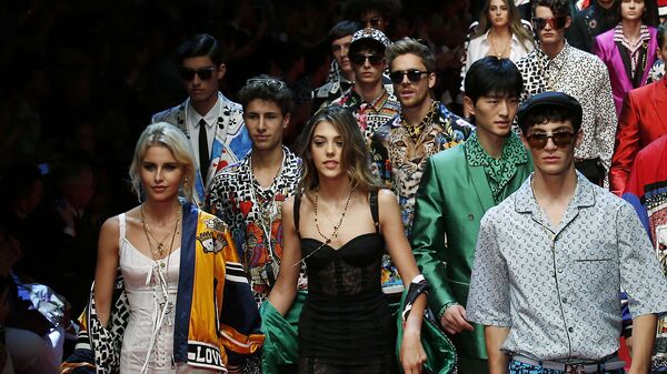 18 tháng Sáu. Con gái Sylvester  Sistine Stallone (giữa) trong buổi trình diễn mốt  Dolce & Gabbana tại Tuần lễ Thời trang Milan. - Sputnik Việt Nam