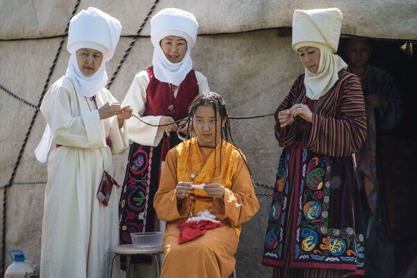 Kyrgyzstan. Những người phụ nữ trong trang phục truyền thống tại Liên hoan Văn hóa Sắc tộc. - Sputnik Việt Nam