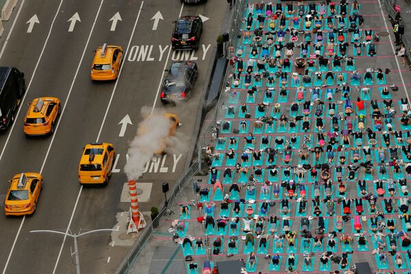 Flashmob-yoga thường niên trên Quảng trường Thời đại ở New York. - Sputnik Việt Nam