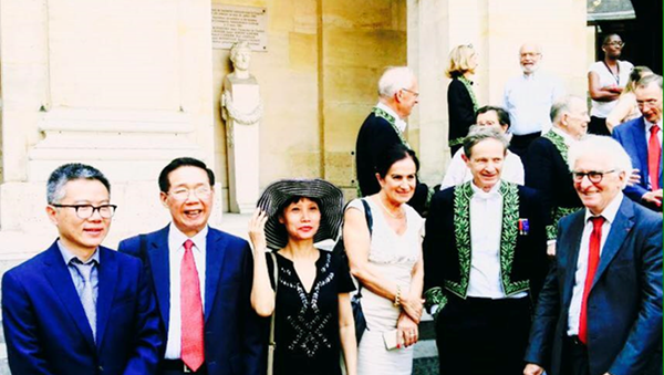 Giáo sư Ngô Bảo Châu (ngoài cùng bên trái) cùng các nhà khoa học chụp hình lưu niệm trước cửa Viện Hàn lâm Khoa học Pháp - Sputnik Việt Nam