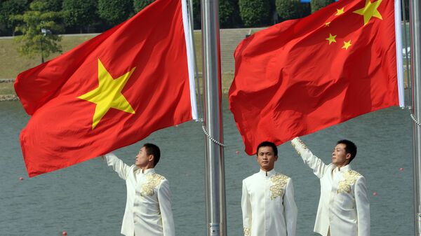 Cờ quốc gia Trung Quốc và Việt Nam - Sputnik Việt Nam