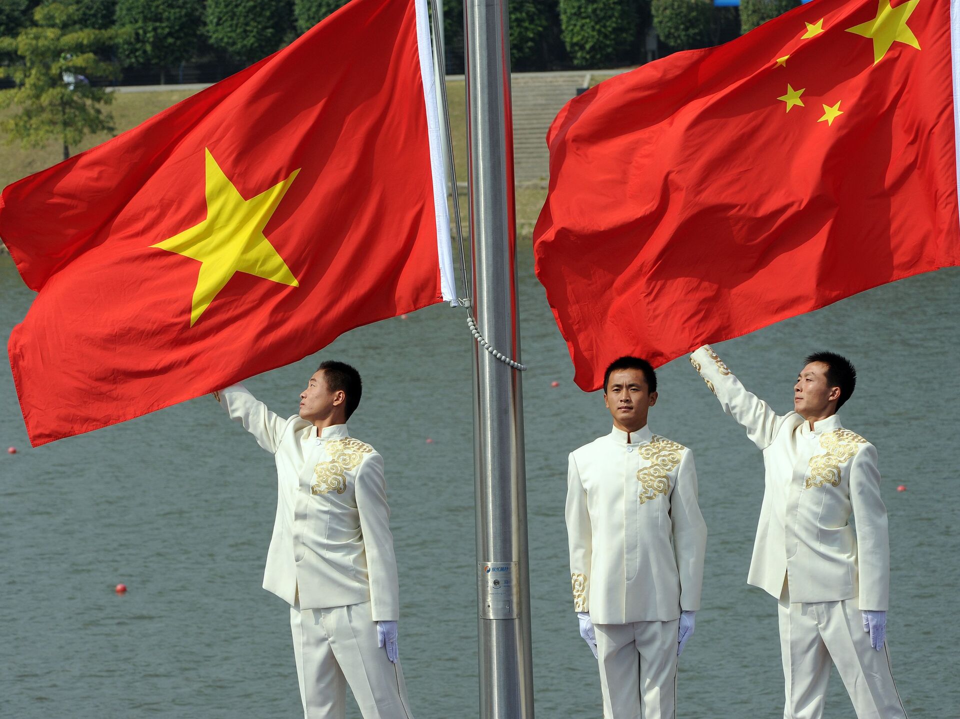 Hình ảnh cờ quốc kỳ của Việt Nam và Trung Quốc sẽ được liên kết với tình hữu nghị và sự đoàn kết giữa hai dân tộc trong việc xây dựng một tương lai tốt đẹp cho cả hai nước. Nhìn vào hình ảnh này, người ta sẽ thấy được tình cảm thân thiết và sự tôn trọng giữa các quốc gia trong khu vực.