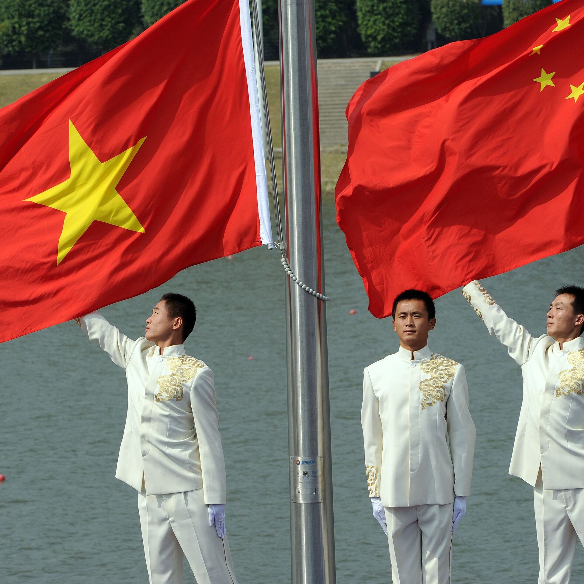 Вьетнамцы и китайцы. Коммунистическая партия Вьетнама. Китай и Вьетнам. Флаг Китая и Вьетнама.