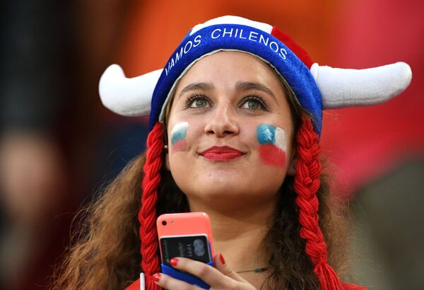 Nữ cổ động viên Chile trước trận đấu Cup Confederation 2017 - Sputnik Việt Nam