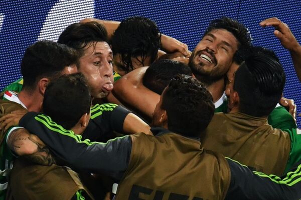 Các tuyển thủ đội Mexico vui sướng với bàn thắng được ghi - Sputnik Việt Nam