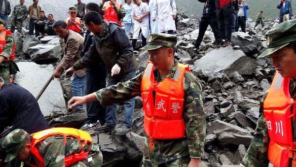Поисковая операция пострадавших после оползня в деревне Синьмо, Китай - Sputnik Việt Nam