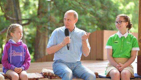 Tổng thống Nga Vladimir Putin thăm Trung tâm thiếu nhi quốc tế Artek tại Crưm. - Sputnik Việt Nam