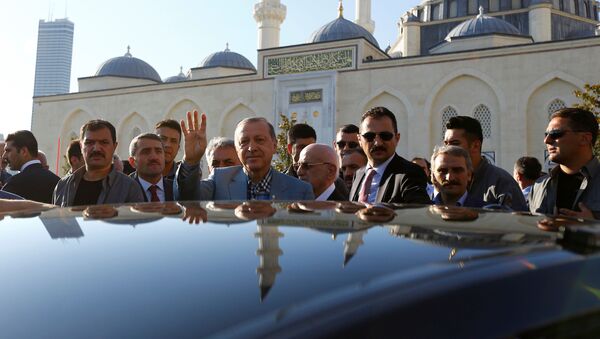 Президент Турции Реджеп Тайип Эрдоган после утренней молитвы в Стамбуле - Sputnik Việt Nam