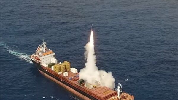Tên lửa đạn đạo chiến thuật LORA được phóng đi từ tàu chở container - Sputnik Việt Nam