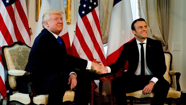 U.S. President Donald Trump (L) shakes hands with French President Emmanuel Macron before a working lunch ahead of a NATO Summit in Brussels, Belgium, May 25, 2017. - Sputnik Việt Nam