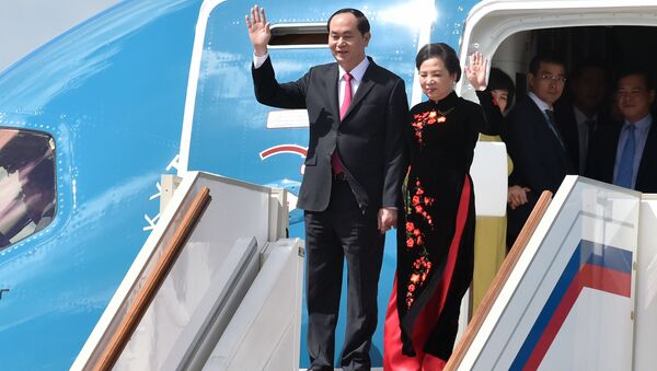 Президент Вьетнама Чан Дай Куанг с женой в аэропорту Внуково в Москве - Sputnik Việt Nam