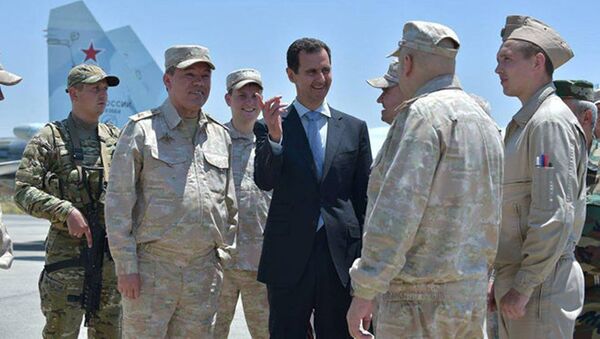 Tổng thống Syria Bashar Assad vừa đến thăm căn cứ không quân Nga ở Hmeymim thuộc tỉnh Latakia - Sputnik Việt Nam