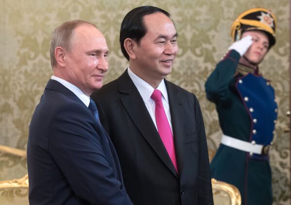 Tổng thống LB Nga Vladimir Putin và Chủ tịch CHXHCN Việt Nam Trần Đại Quang (phải) trong cuộc họp báo về kết quả hội đàm Nga-Việt. - Sputnik Việt Nam
