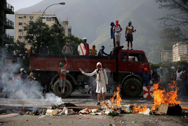 Người biểu tình chặn đường phản đối chính phủ Maduro ở Caracas, Venezuela - Sputnik Việt Nam