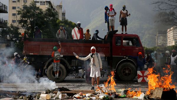 Người biểu tình chặn đường phản đối chính phủ Maduro ở Caracas, Venezuela - Sputnik Việt Nam