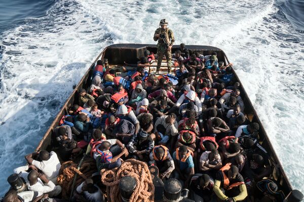 Hoạt động giải cứu tàu chở người di cư bất hợp pháp tìm cách tiến vào bờ biển châu Âu - Sputnik Việt Nam