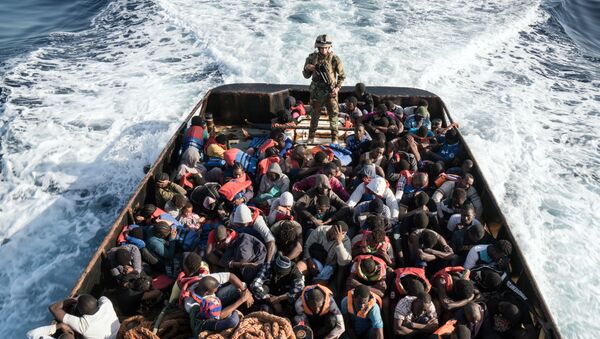 Hoạt động giải cứu tàu chở người di cư bất hợp pháp tìm cách tiến vào bờ biển châu Âu - Sputnik Việt Nam