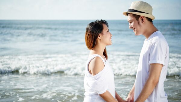 Влюбленная пара на пляже - Sputnik Việt Nam