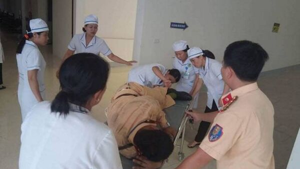 Thượng uý Nguyễn Anh Đức khi được cấp cứu tại bệnh viện Hồng Lĩnh - Sputnik Việt Nam