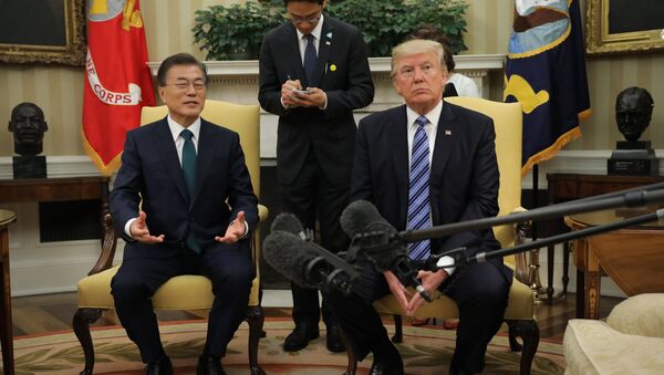 U.S. President Donald Trump (R) meets with South Korean President Moon Jae-in in the White House Oval Office in Washington, U.S., June 30, 2017 - Sputnik Việt Nam