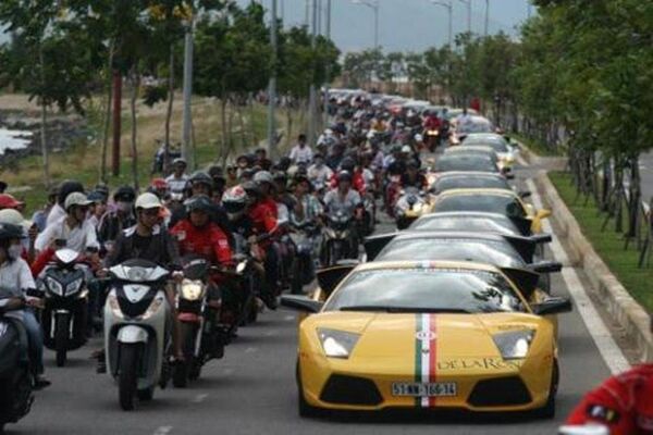 Dàn siêu xe của các đại gia nối đuôi nhau trên đường phố Đà Nẵng ở Car Passion 2011 Dàn siêu xe của các đại gia nối đuôi nhau trên đường phố Đà Nẵng ở Car Passion 2011 - Sputnik Việt Nam