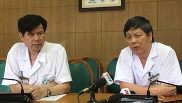 TS Nguyễn Hữu Dũng (bên trái), GS, TS Nguyễn Gia Bình (bên phải) cung cấp thông tin cho báo chí về vụ chạy thận ở Hòa Bình ngày 4-7 - Sputnik Việt Nam
