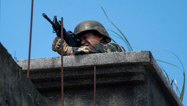 Военнослужащий в городе Марави, где идут бои между филиппинской армией и исламистской группировкой «Мауте» - Sputnik Việt Nam