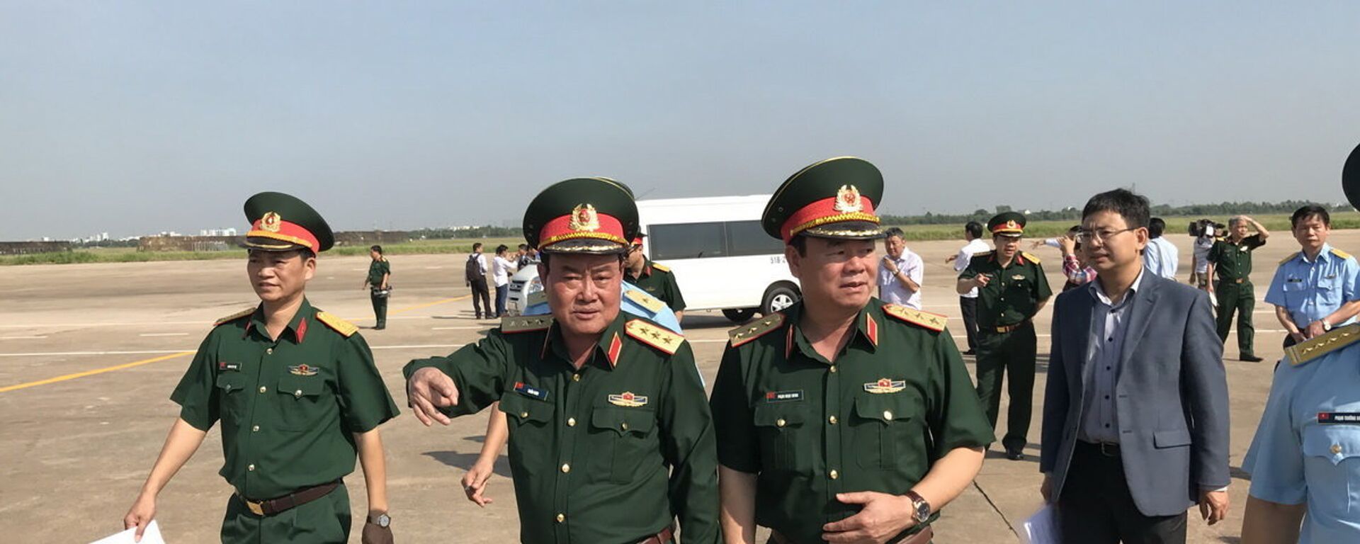 Thượng tướng Trần Đơn, Thứ trưởng Bộ Quốc phòng dẫn đầu đoàn khảo sát 21ha đất quốc phòng để bàn giao làm sân đỗ lưỡng dụng - Sputnik Việt Nam, 1920, 05.07.2017