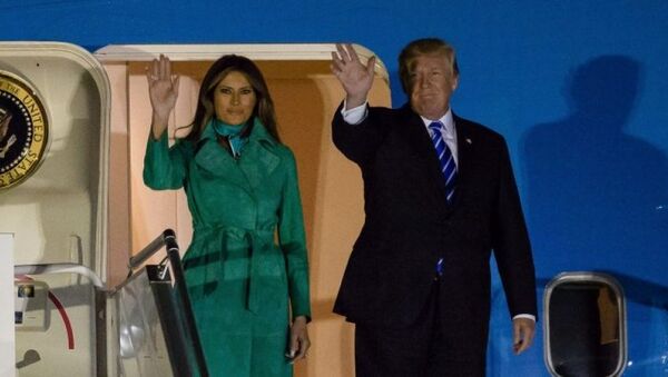 Trong khi nhân viên Nhà Trắng và các phóng viên đi qua cửa riêng thì Tổng thống Mỹ và Đệ nhất phu nhân cùng bước xuống bậc thang máy bay tại sân bay Chopin ở Warsaw.. - Sputnik Việt Nam