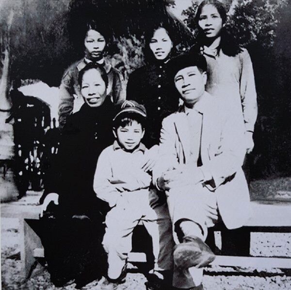 Gia đình Đại tướng Nguyễn Chí Thanh năm 1967 Gia đình Đại tướng Nguyễn Chí Thanh năm 1967 - Sputnik Việt Nam