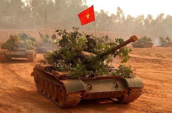 Các xe tăng T-54/55 nặng khoảng 36 tấn, bọc giáp dày từ 70-200mm ở tùy từng vị trí, trang bị khẩu pháo rãnh xoắn D-10T2S 100mm có hệ thống ổn định (cho phép bắn khi đang di chuyển). Các xe tăng T-54/55 nặng khoảng 36 tấn, bọc giáp dày từ 70-200mm ở tùy từng vị trí, trang bị khẩu pháo rãnh xoắn D-10T2S 100mm có hệ thống ổn định (cho phép bắn khi đang di chuyển). - Sputnik Việt Nam