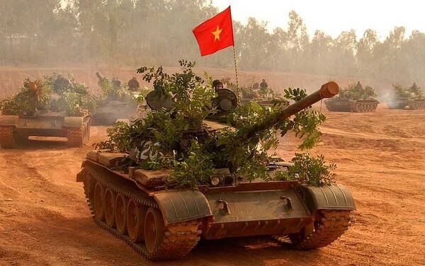 Các xe tăng T-54/55 nặng khoảng 36 tấn, bọc giáp dày từ 70-200mm ở tùy từng vị trí, trang bị khẩu pháo rãnh xoắn D-10T2S 100mm có hệ thống ổn định (cho phép bắn khi đang di chuyển). - Sputnik Việt Nam