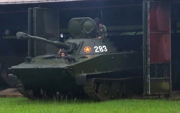 Ngoài các xe tăng chiến đấu chủ lực hạng nặng, Việt Nam còn có trong biên chế khoảng 300-400 chiếc xe tăng hạng nhẹ PT-76 và K63-85 (Trung Quốc sản xuất). Các xe này chủ yếu trang bị cho các đơn vị tăng thiết giáp hoạt động ở vùng nhiều sông ngòi, phòng thủ hải đảo. - Sputnik Việt Nam