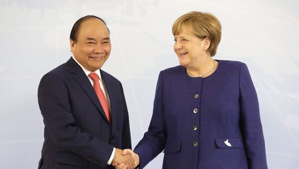 Nguyễn Xuân Phúc hội và Angela Merkel - Sputnik Việt Nam