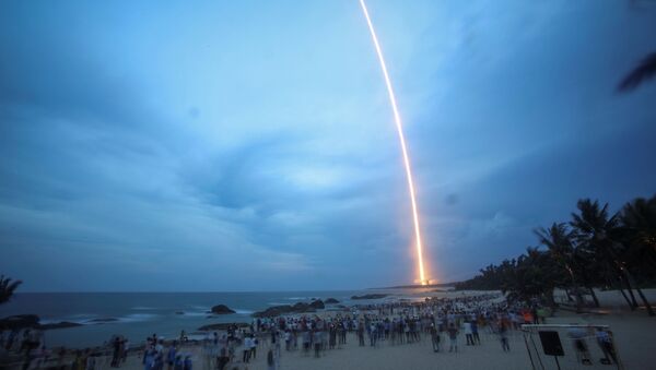 Vụ phóng tên lửa Y2 Long March-5 ( Trường Chinh) từ bãi thử nghiệm tên lửa của Trung Quốc tại tỉnh Hải Nam. - Sputnik Việt Nam