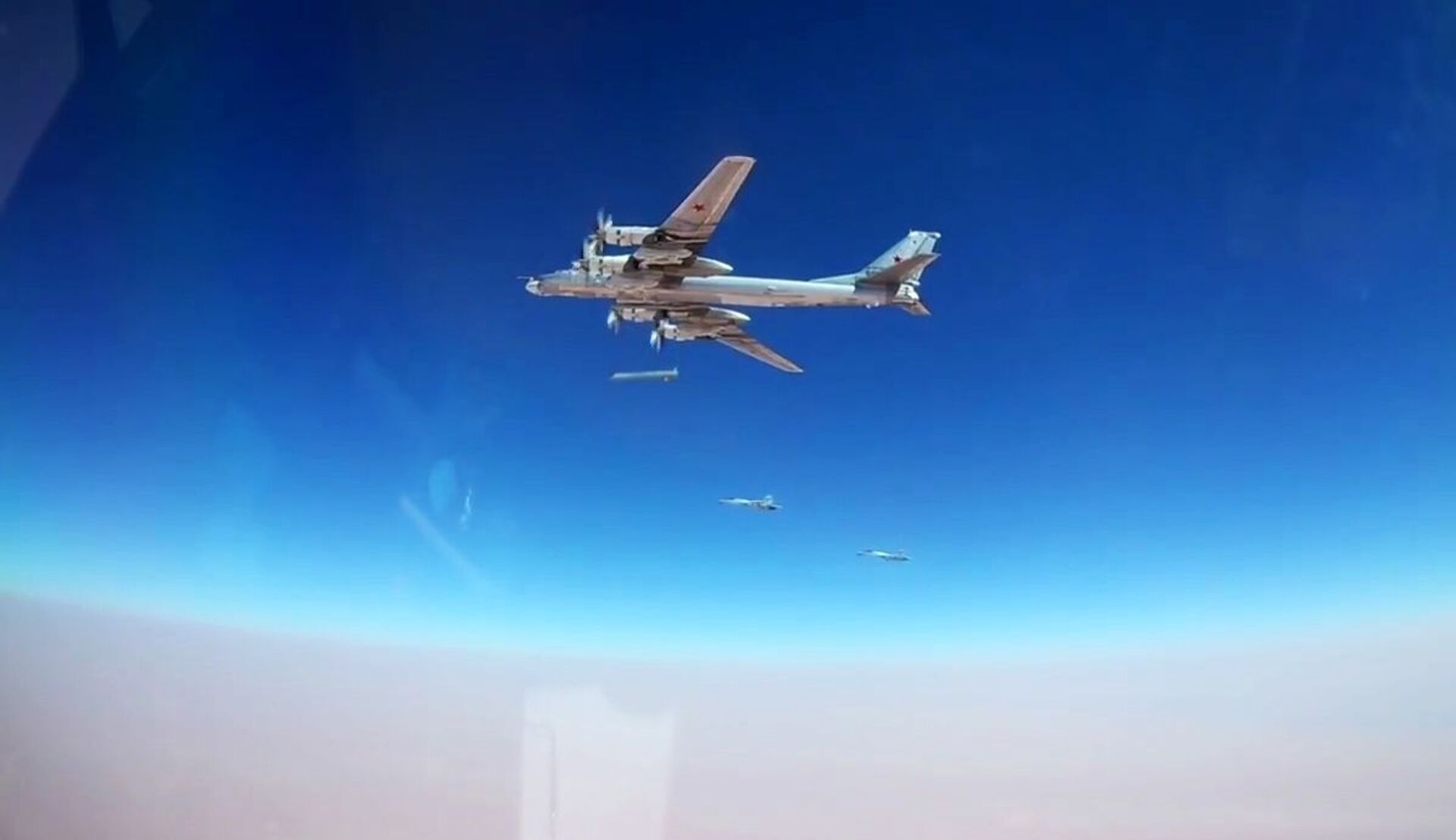 Máy bay ném bom chiến lược Nga Tu-95MS thả tên lửa hành trình Kh-101 vào các vị trí của IS ở Syria. - Sputnik Việt Nam, 1920, 29.09.2023