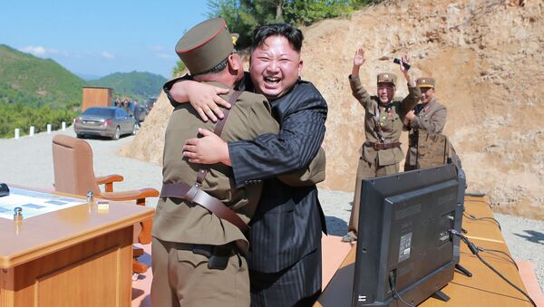 Lãnh đạo  Bắc Triều Tiên Kim Jong-un sau khi phóng thành công tên lửa đạn đạo Hwasong-14 - Sputnik Việt Nam