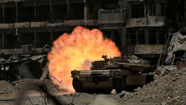 Iraq. Mosul. Xe tăng của  lực lượng chính phủ nhả đạn về phía chiến binh IS. - Sputnik Việt Nam
