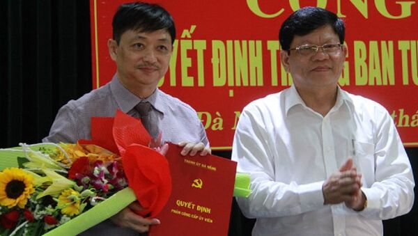 Ông Đặng Việt Dũng (bên trái) nhận quyết định trưởng Ban Tuyên Thành ủy Đà Nẵng - Sputnik Việt Nam