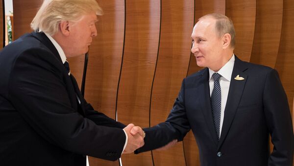 Рукопожатие президента США Дональда Трампа и президента РФ Владимира Путина на саммите G20 в Гамбурге - Sputnik Việt Nam