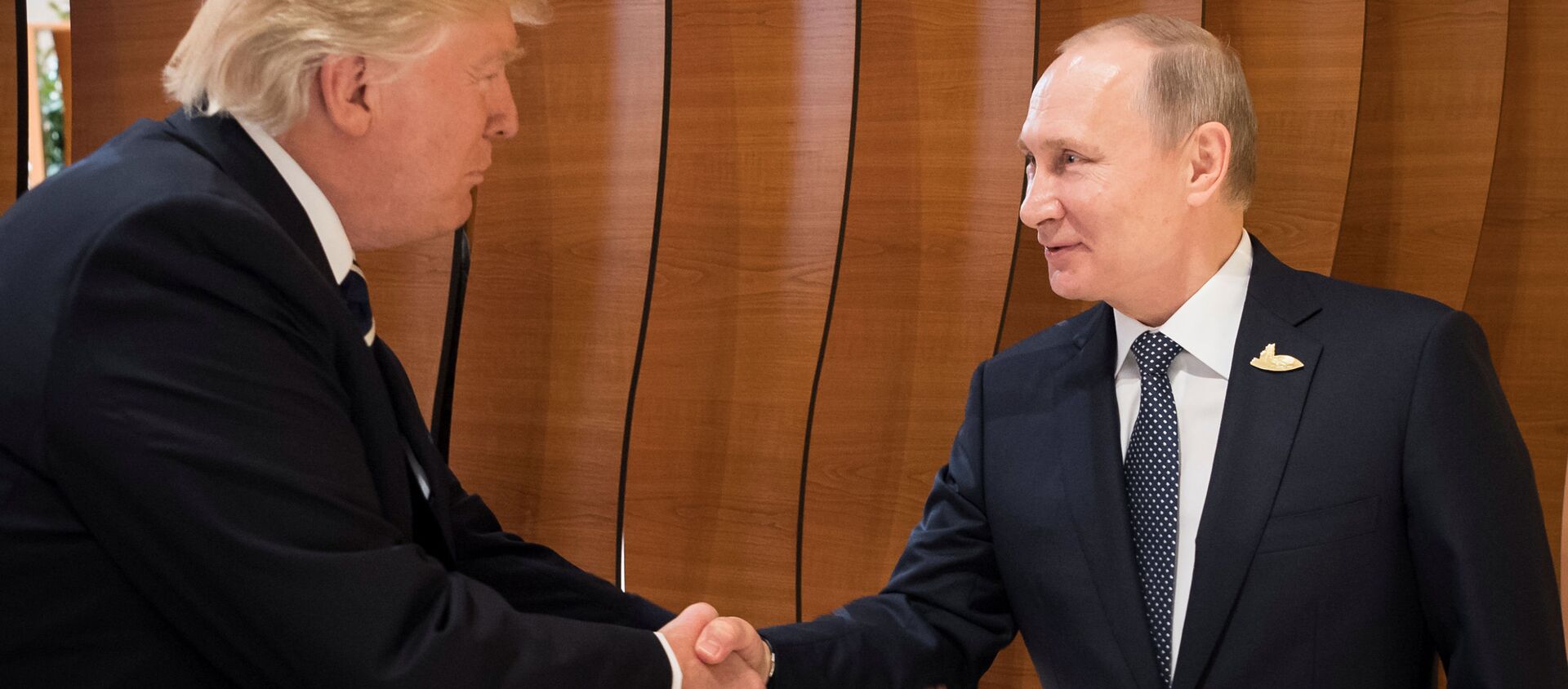 Рукопожатие президента США Дональда Трампа и президента РФ Владимира Путина на саммите G20 в Гамбурге - Sputnik Việt Nam, 1920, 02.11.2020