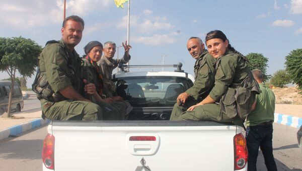 Бойцы «Демократических сил Сирии» неподалеку от города Ракки - Sputnik Việt Nam